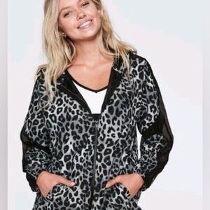 PINK Victoria’s Secret Snow Leopard Print Windbreaker Gorpcore Trendy‎ Size XS